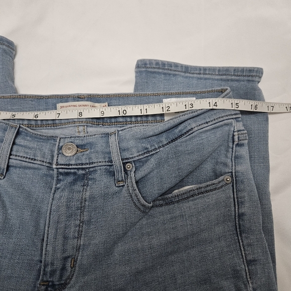 Levis 311 Shaping Skinny Capri Light Wash Jeans! - Picture 5 of 7